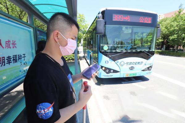 Primul autobuz ghid din Ningbo este disponibil pentru persoanele cu deficiențe de vedere
