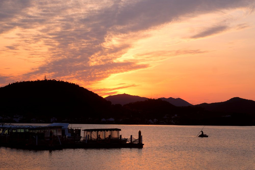 Lacul Dongqian a fost frumos colorat în această dimineață