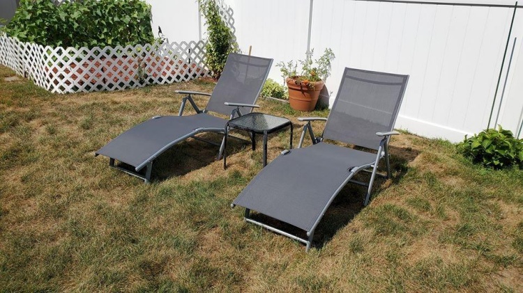Ce materiale sunt disponibile pentru reclinerele piscinei?
